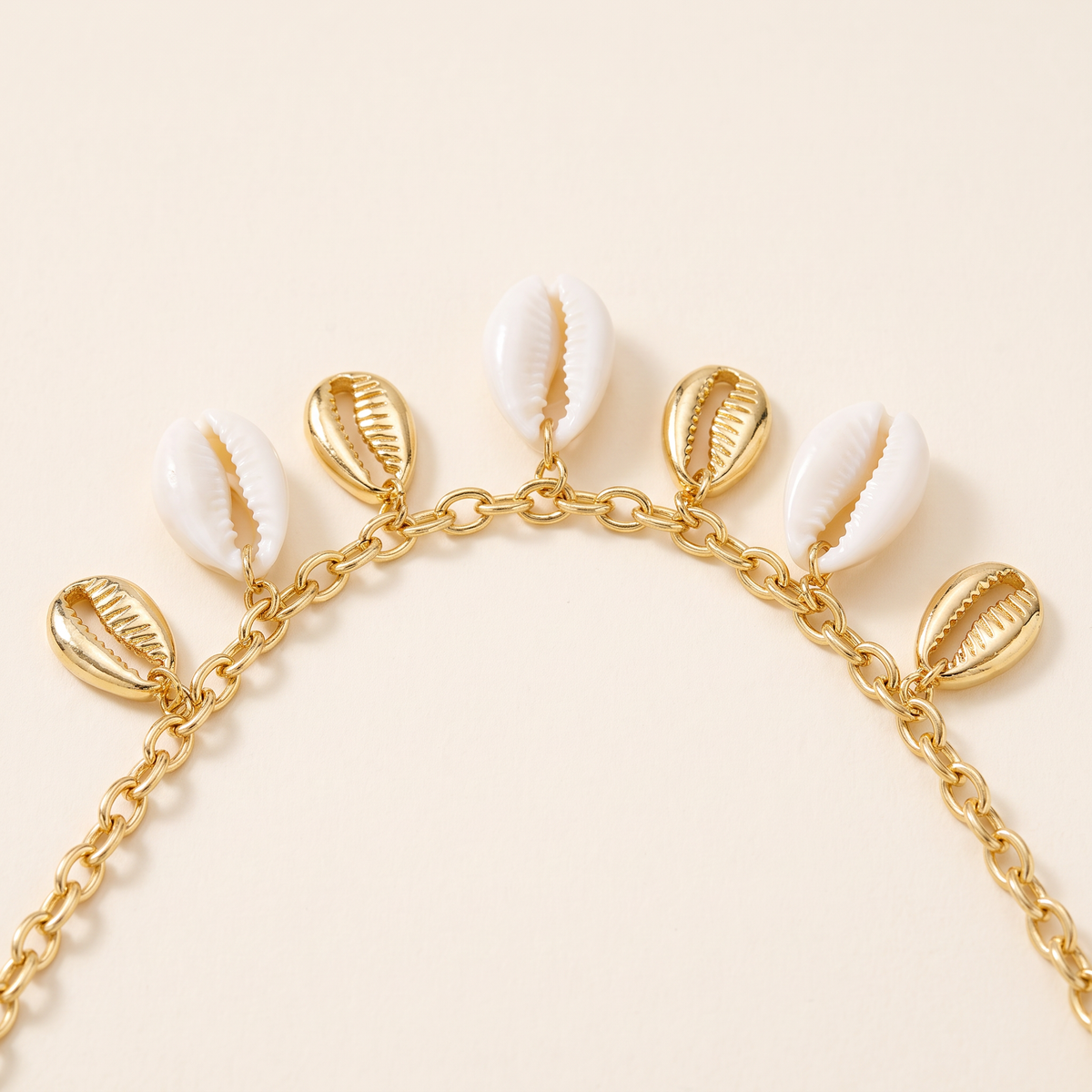 Collier coquillage blanc sur chaîne, détail du motif, doré