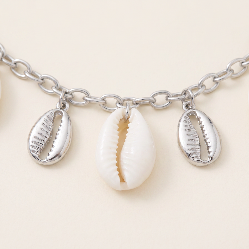 Collier coquillage blanc sur chaîne, détail du motif, argenté