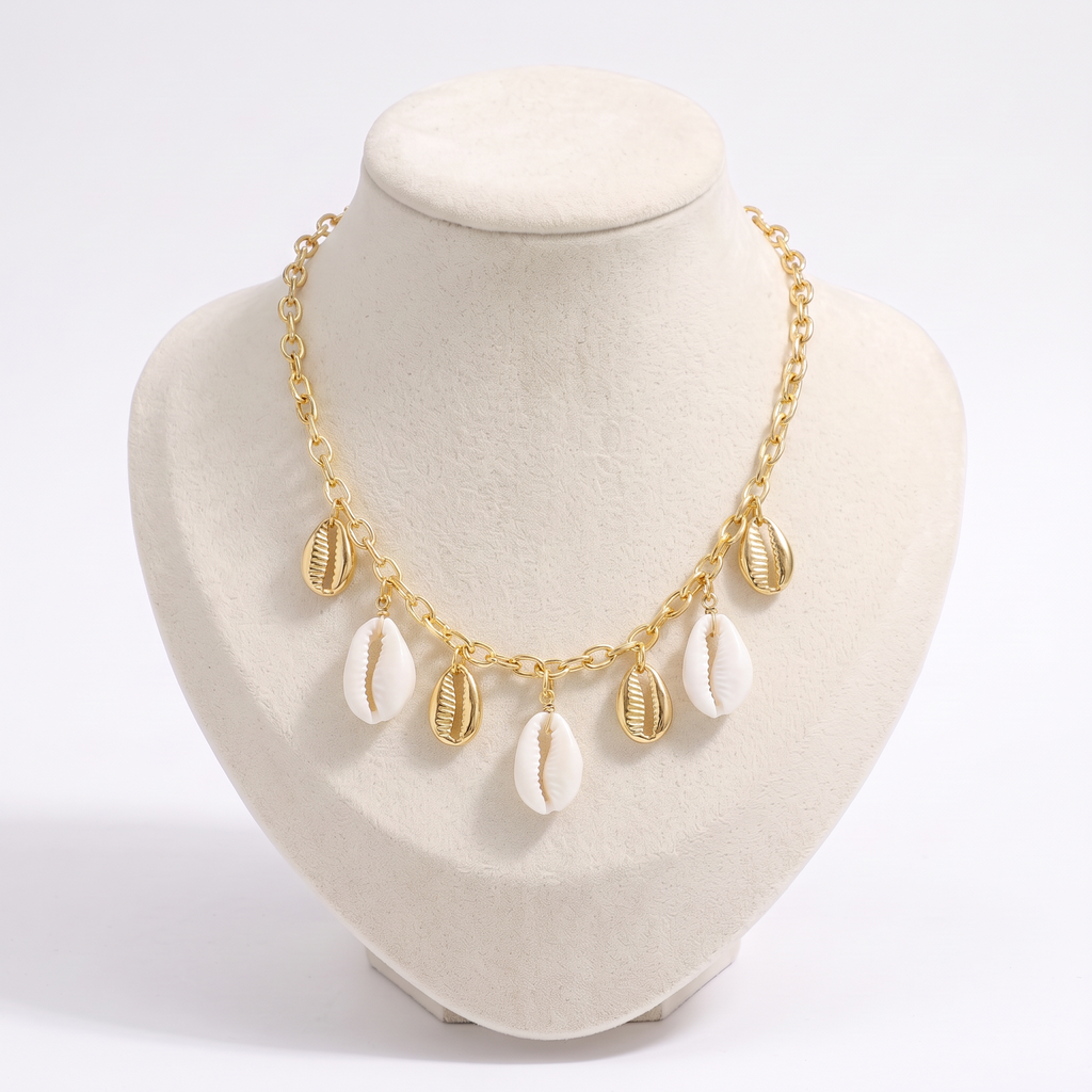 Collier coquillage blanc sur chaîne, vue de face, doré