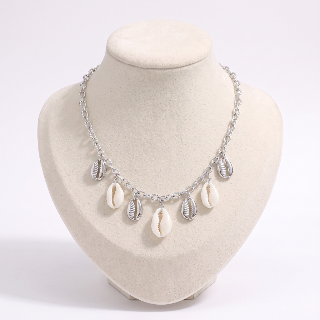 Collier coquillage blanc sur chaîne, vue de face, argenté