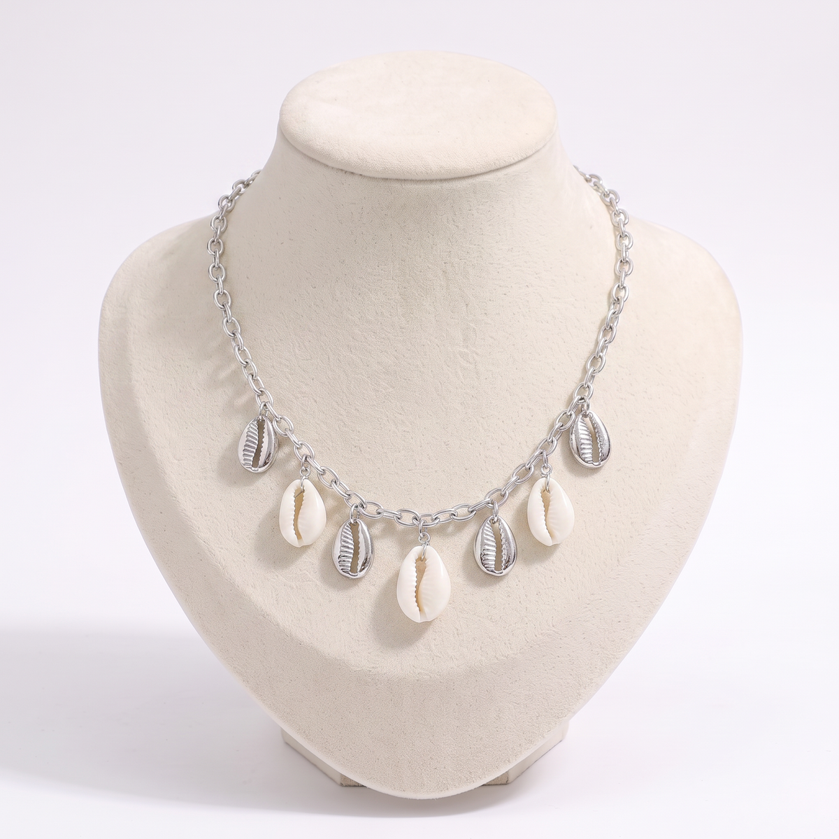 Collier coquillage blanc sur chaîne, vue de face, argenté