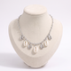 Collier coquillage blanc sur chaîne, vue de face, argenté