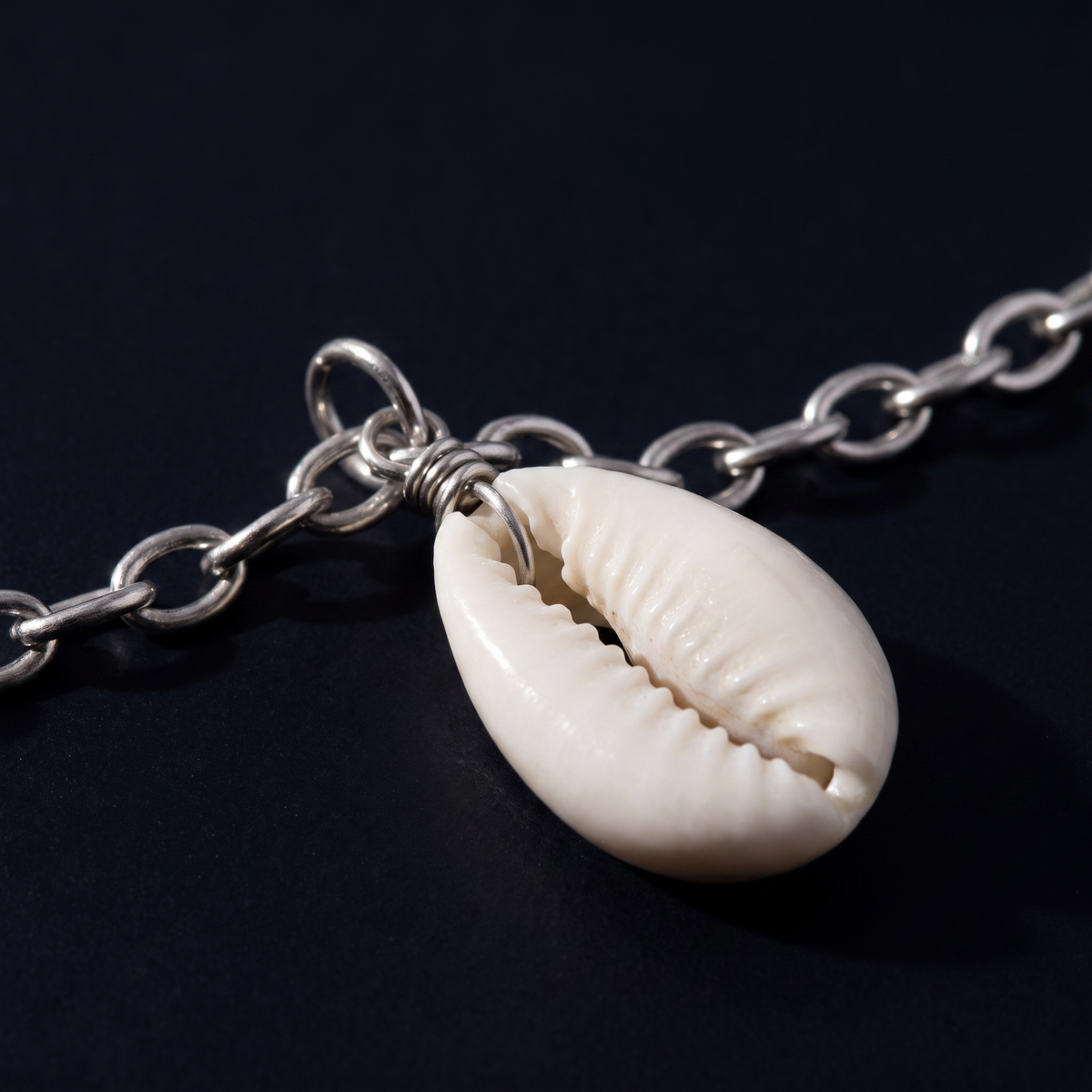 Collier coquillage blanc sur chaîne, motif en gros plan