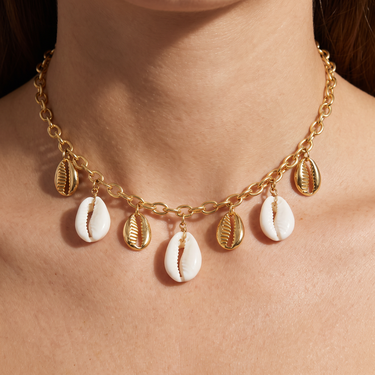 Collier coquillage blanc sur chaîne, porté, doré