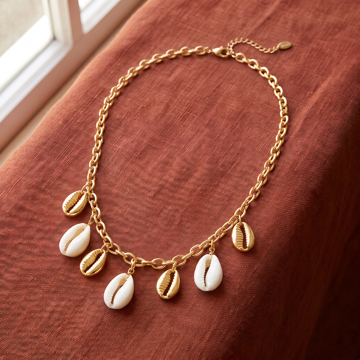 Collier coquillage blanc sur chaîne, porté en tenue, doré