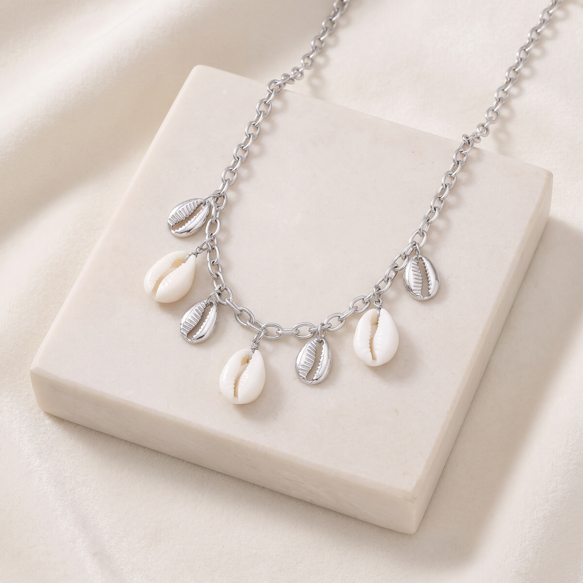 Collier coquillage blanc sur chaîne — Argenté