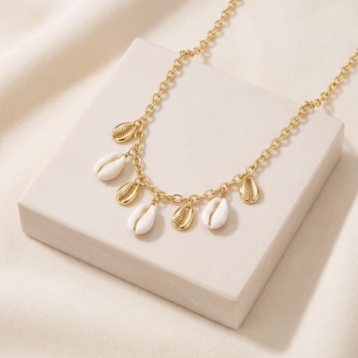 Collier coquillage blanc sur chaîne — Doré