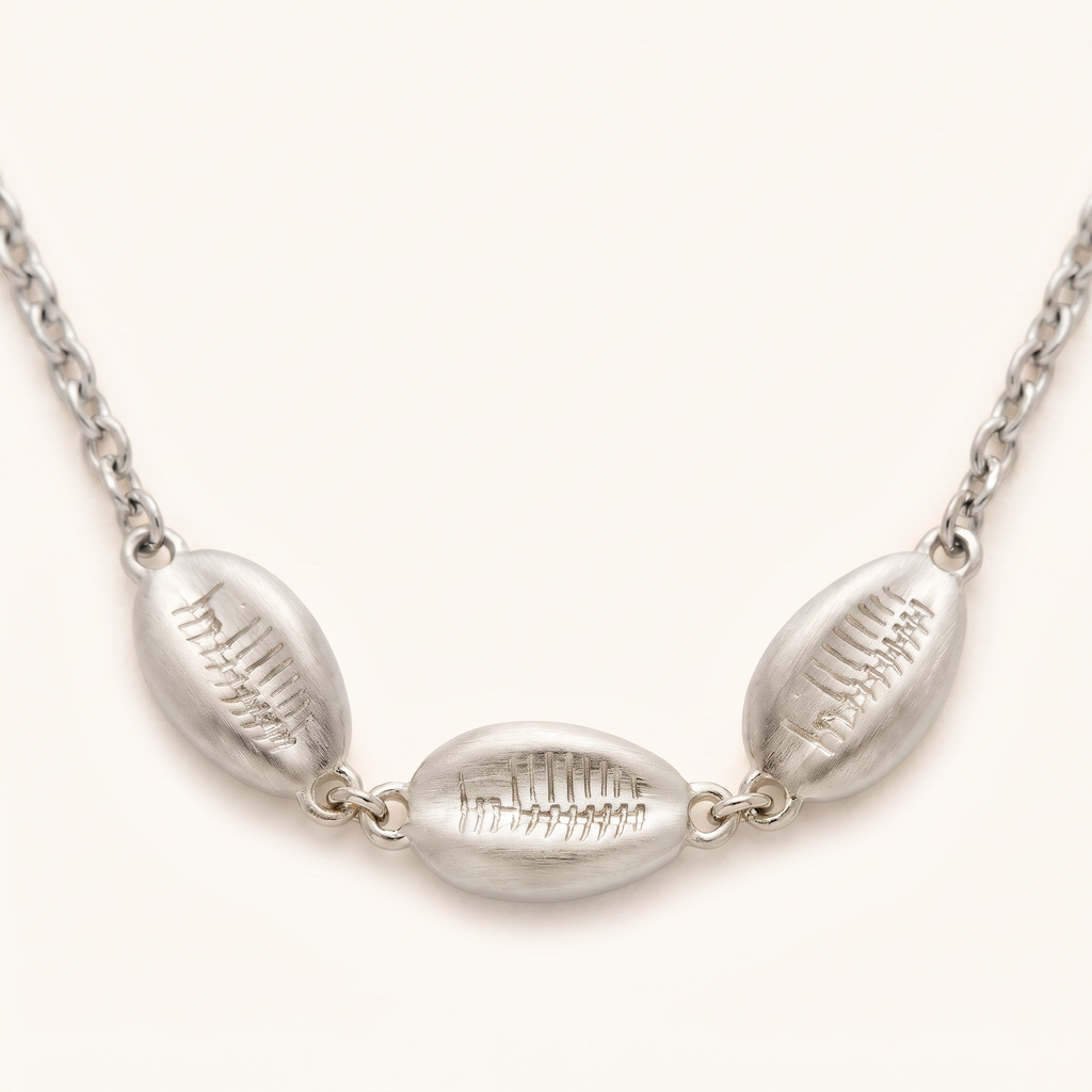 Collier cauri sur chaîne, détail du motif, argenté