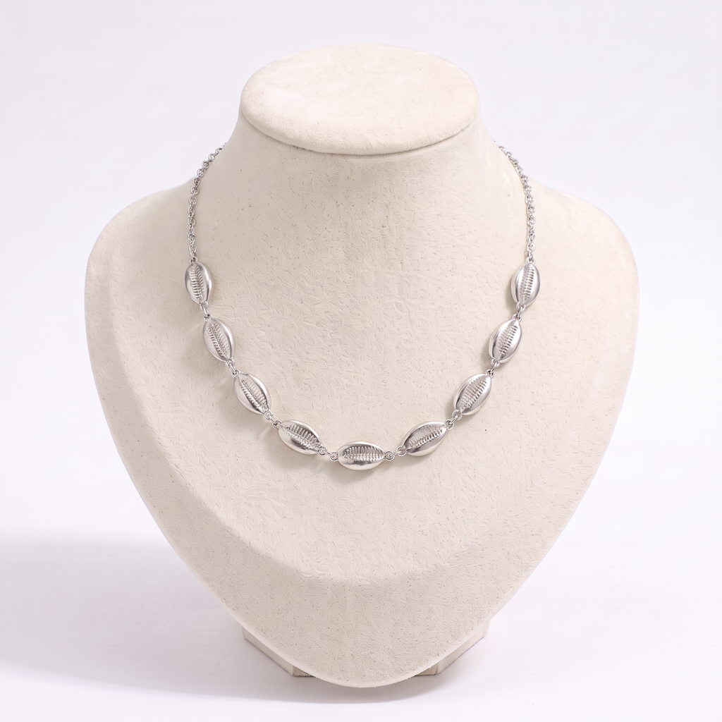 Collier cauri sur chaîne, vue de face, argenté