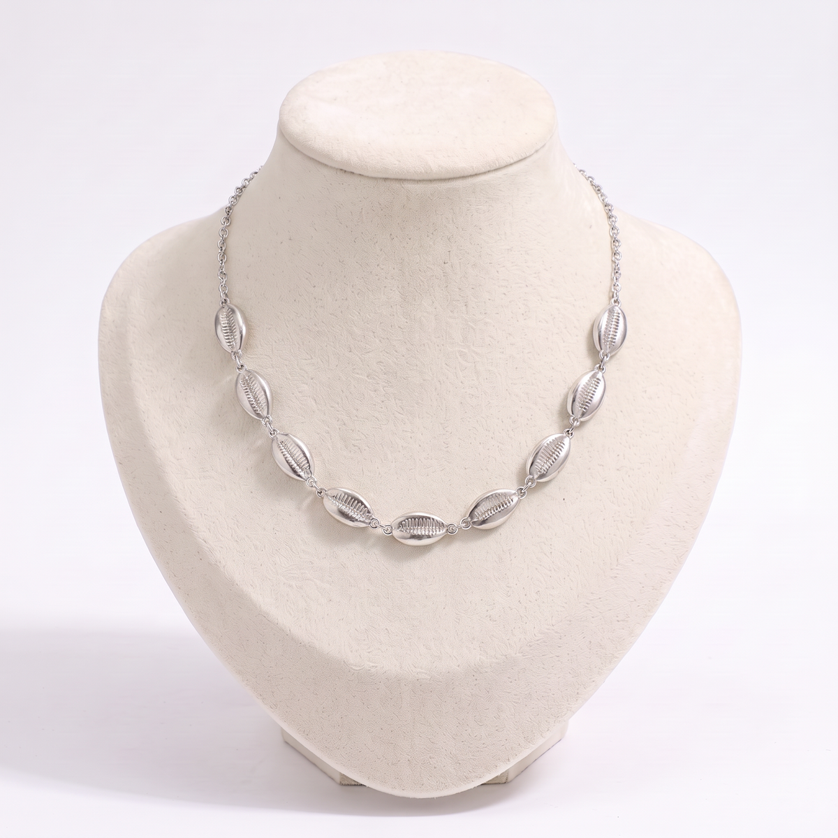 Collier cauri sur chaîne, vue de face, argenté