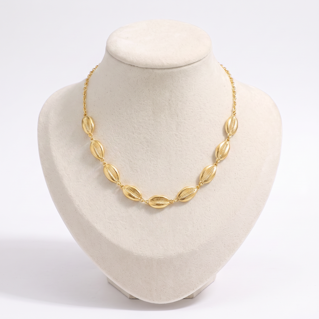 Collier cauri sur chaîne, vue de face, doré