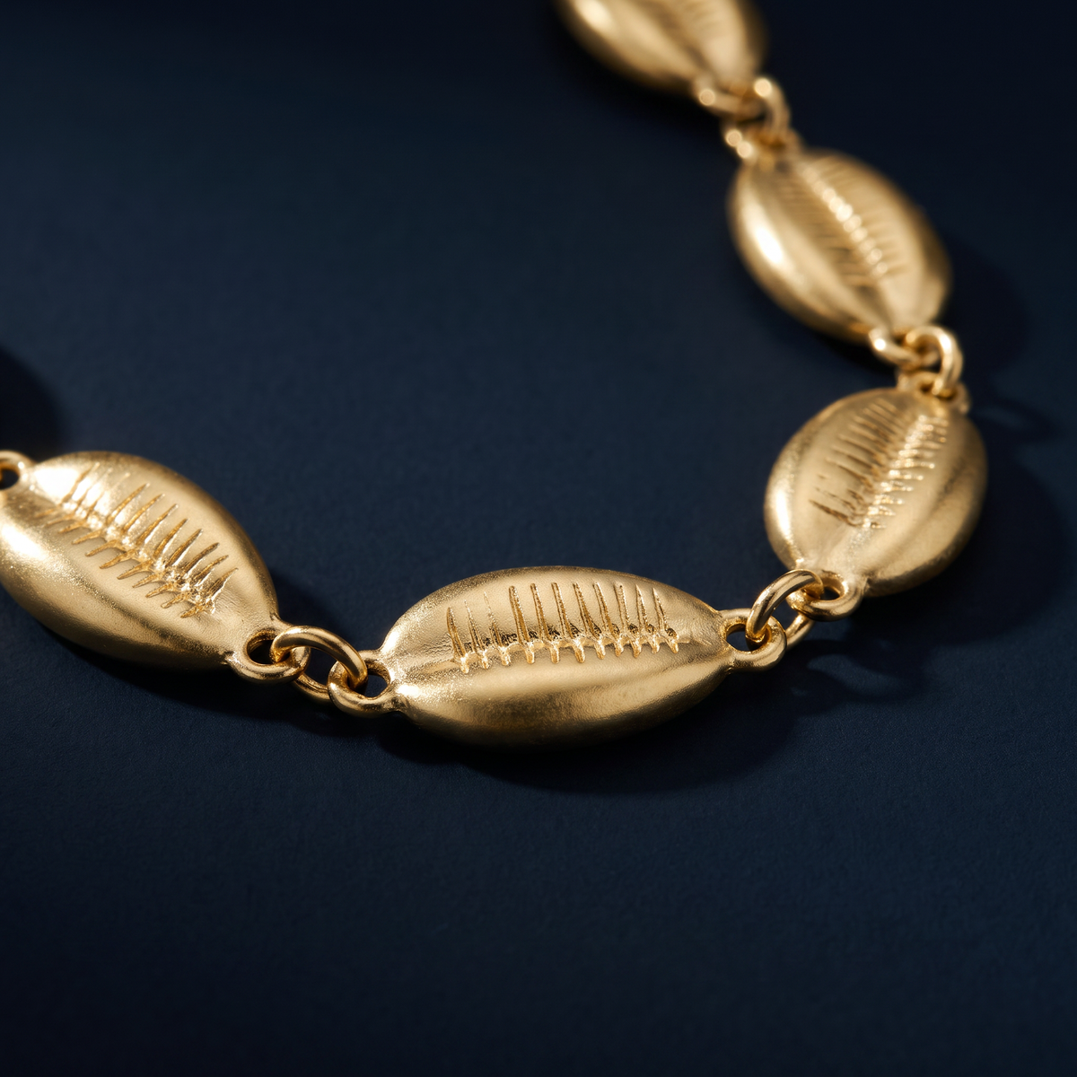 Collier cauri sur chaîne, motif en gros plan
