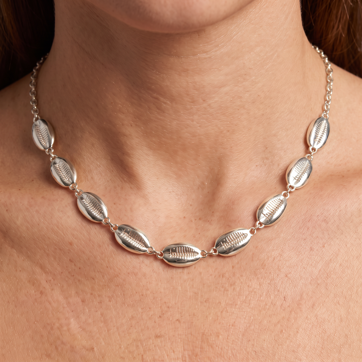 Collier cauri sur chaîne, porté, argenté