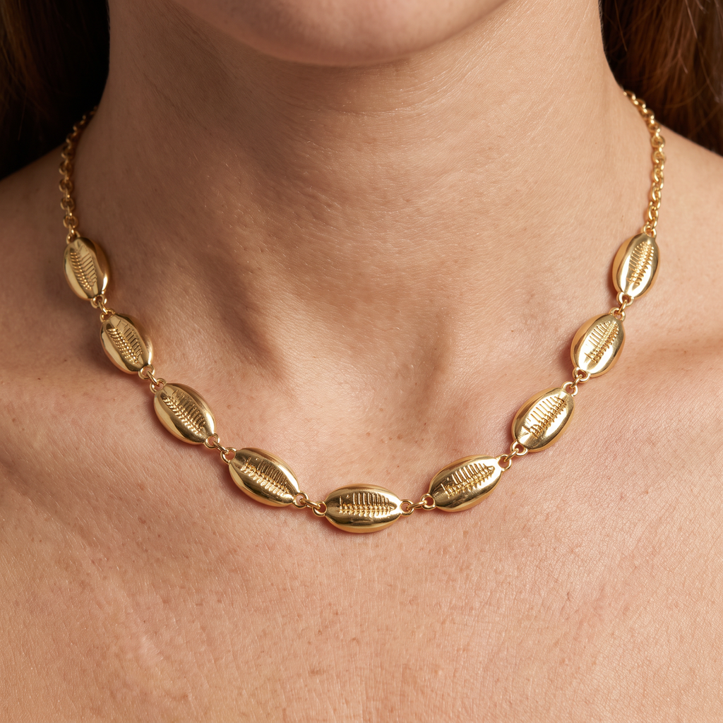 Collier cauri sur chaîne, porté, doré