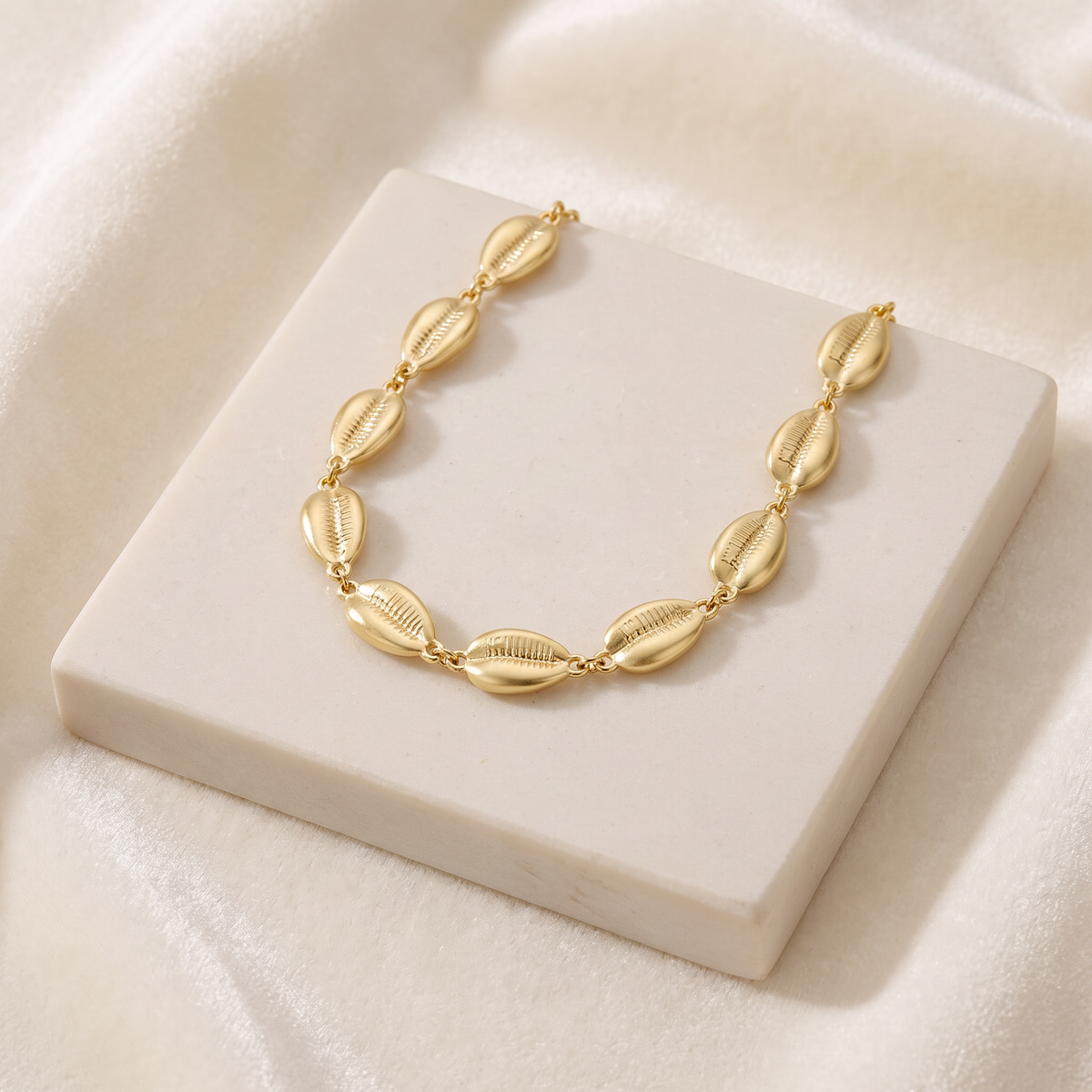 Collier cauri sur chaîne — Doré