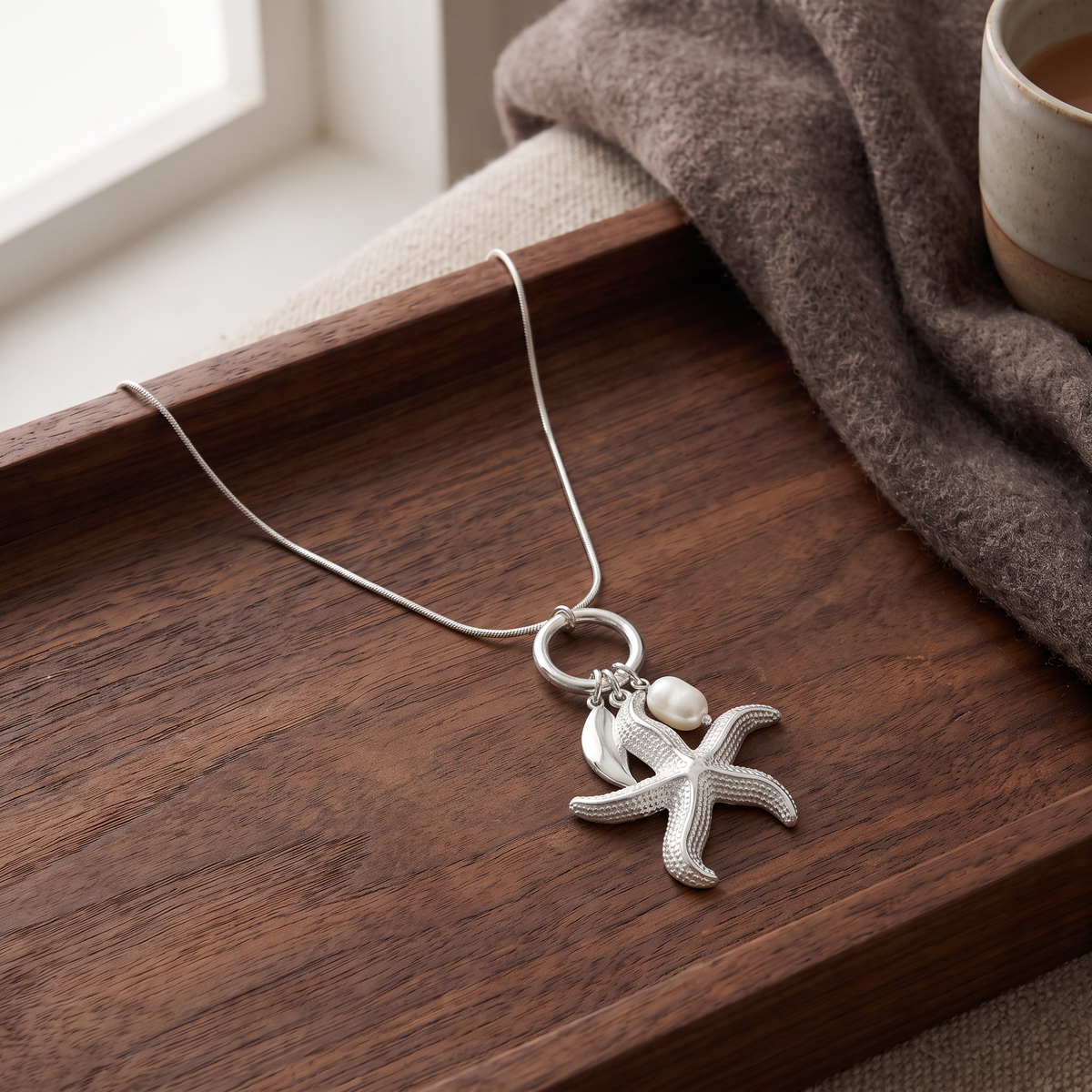 Collier étoile de mer, porté en tenue, argenté