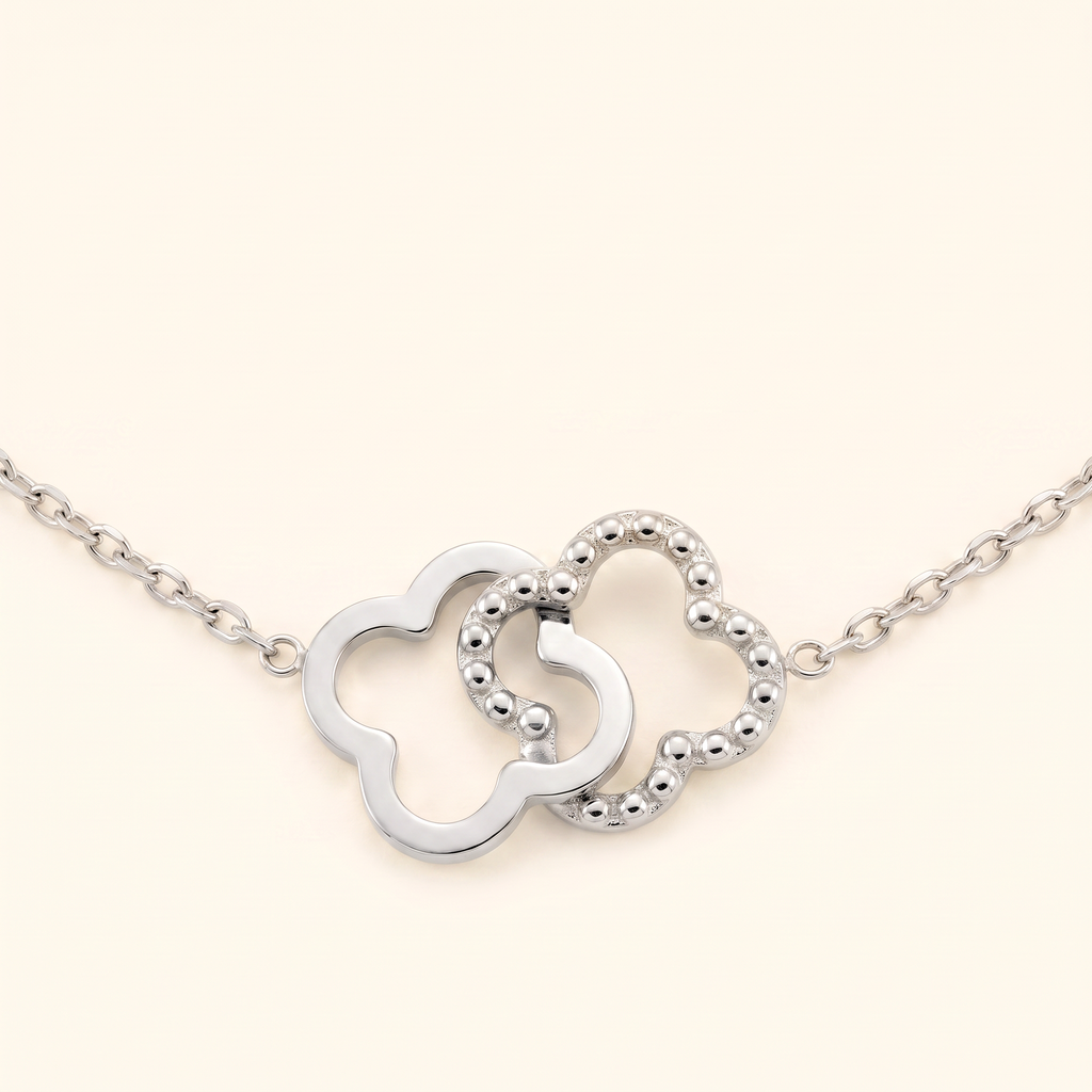 Collier trèfle 39 cm, détail du motif, argenté
