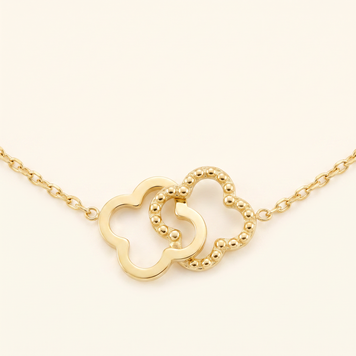 Collier trèfle 39 cm, détail du motif, doré