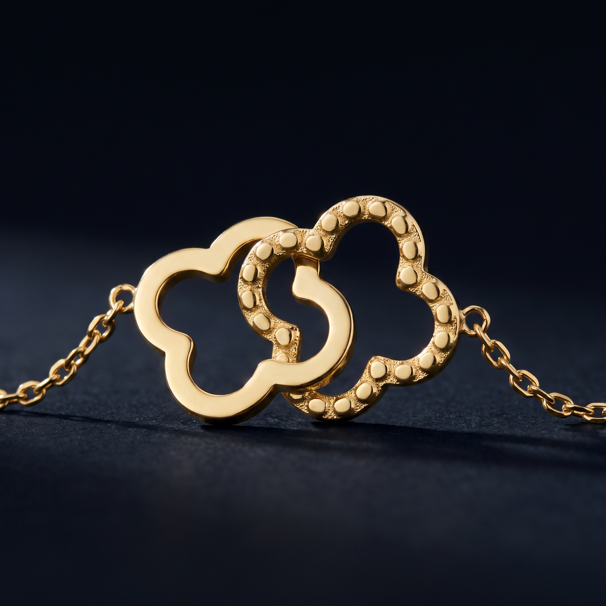 Collier trèfle 39 cm, motif en gros plan