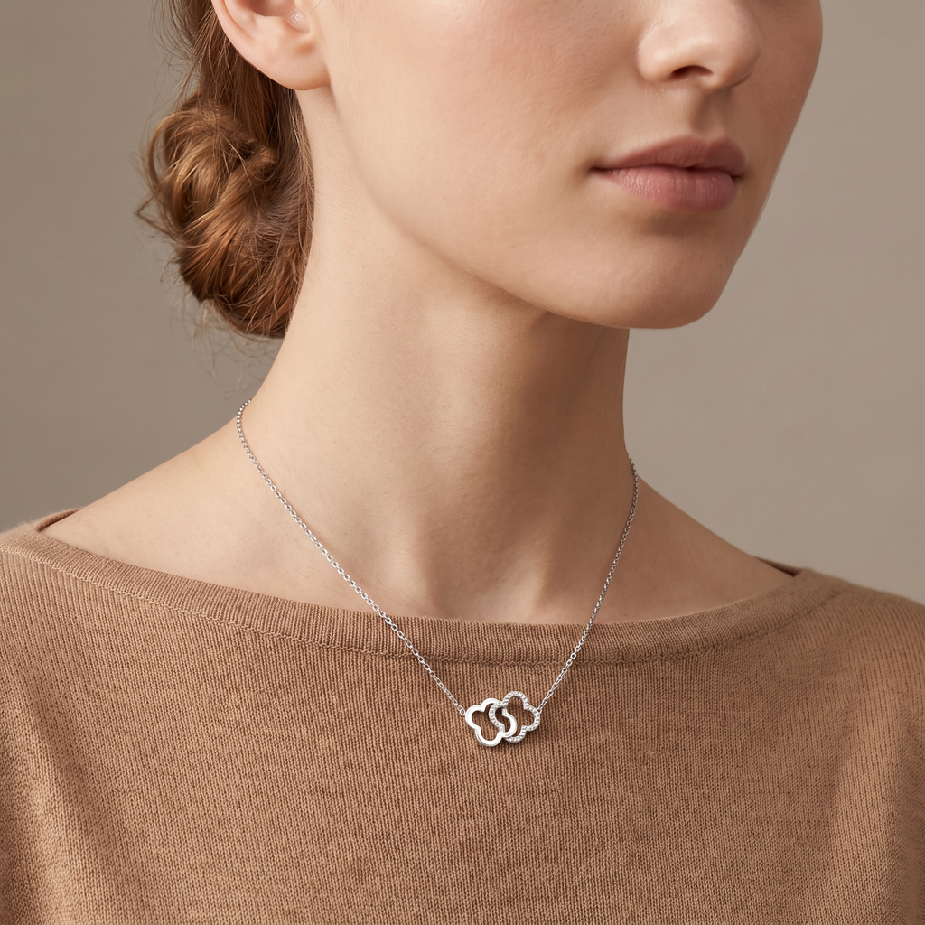 Collier trèfle 39 cm, porté mi-corps, argenté