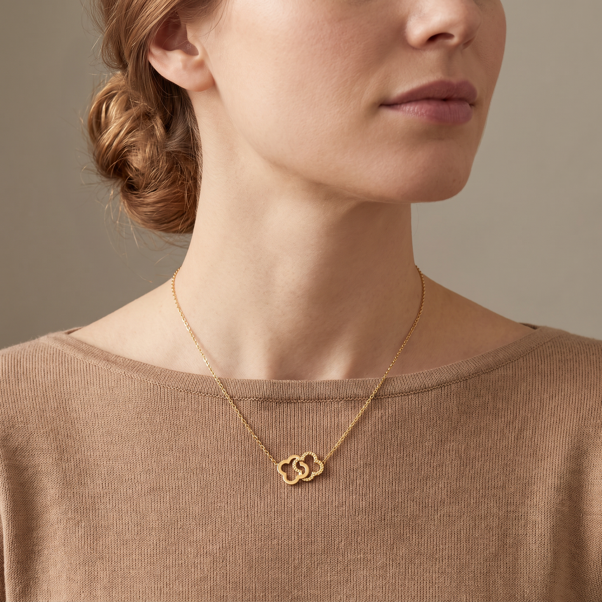 Collier trèfle 39 cm, porté mi-corps, doré