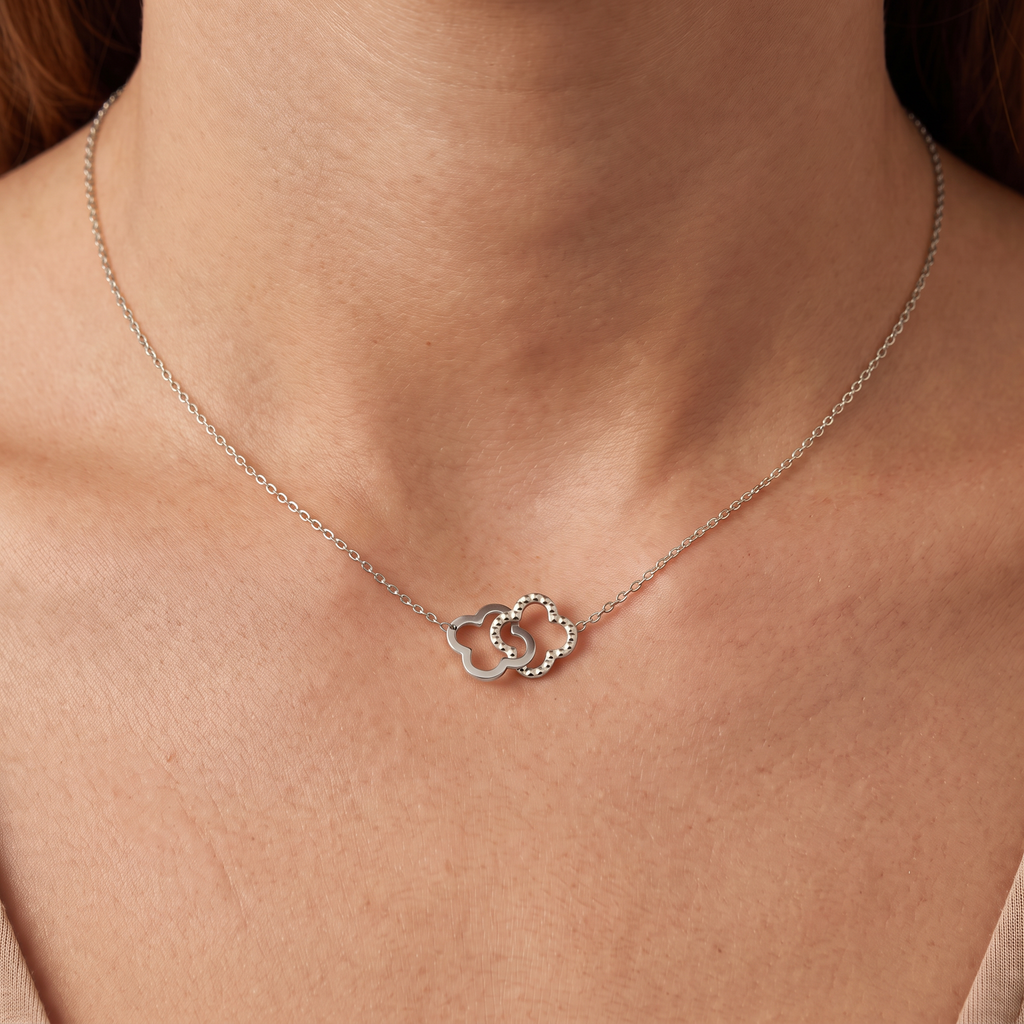 Collier trèfle 39 cm, porté, argenté