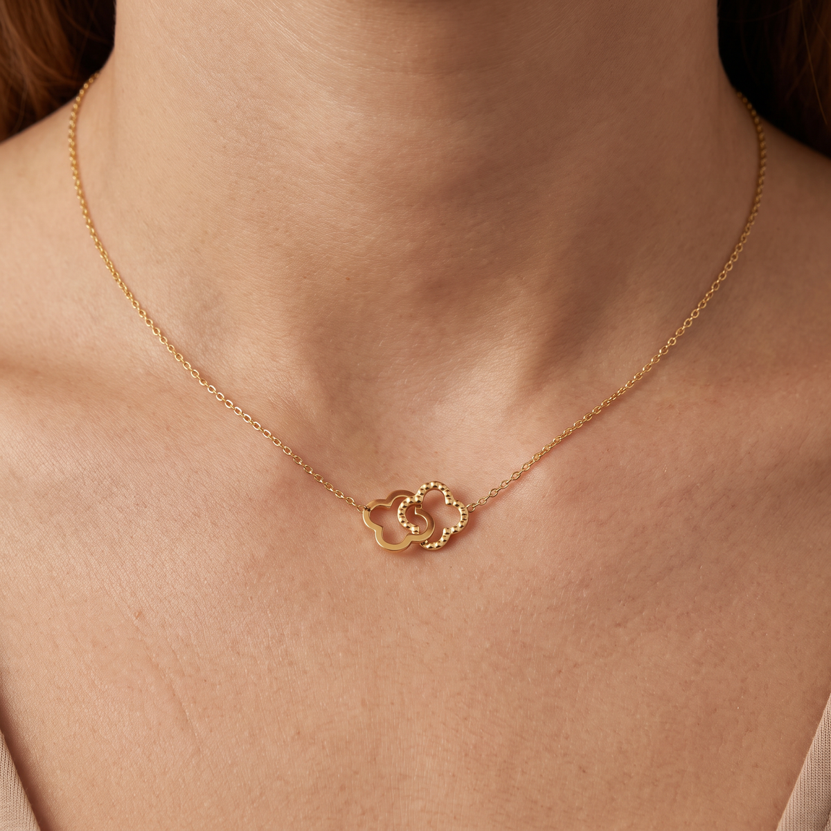 Collier trèfle 39 cm, porté, doré