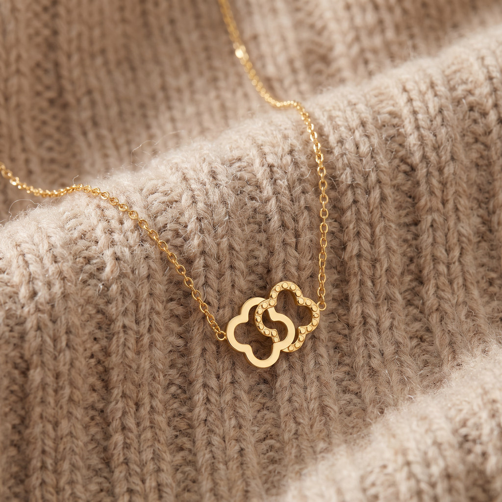 Collier trèfle 39 cm, porté en tenue, doré