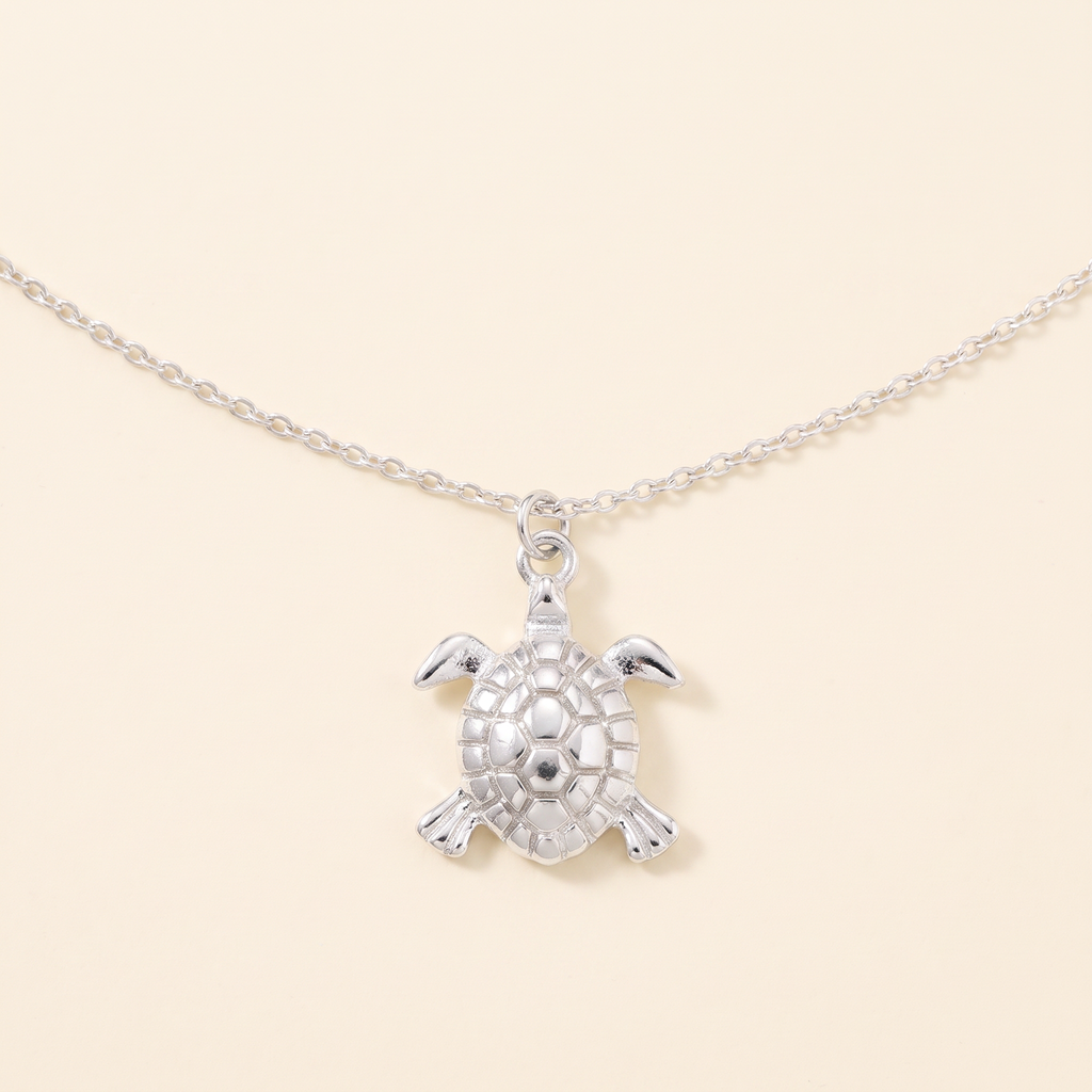 Collier tortue maille fine, détail du motif, argenté