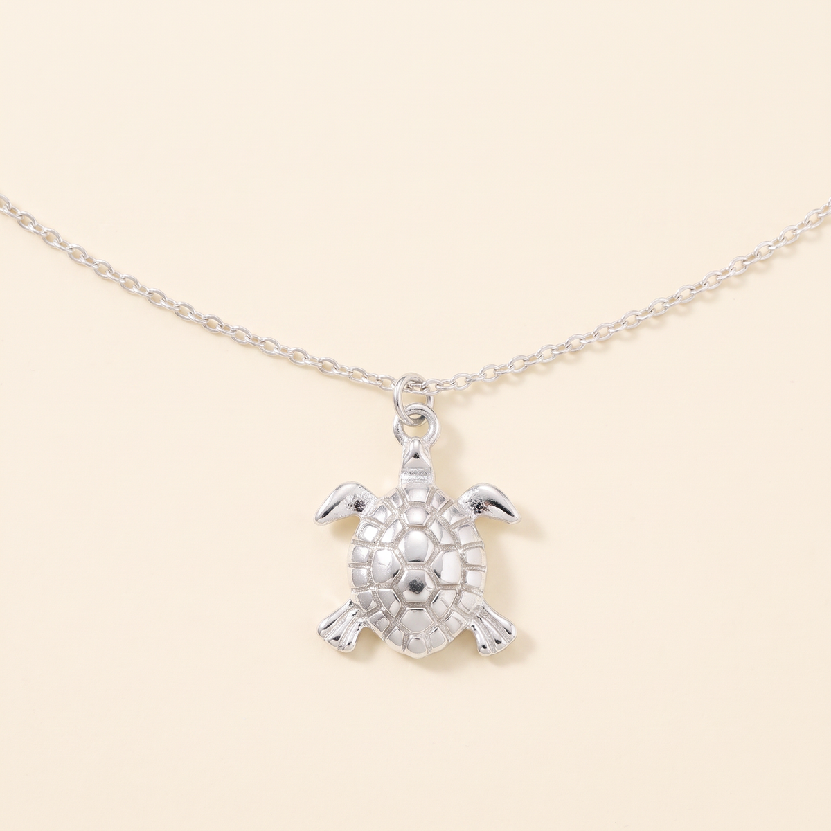 Collier tortue maille fine, détail du motif, argenté