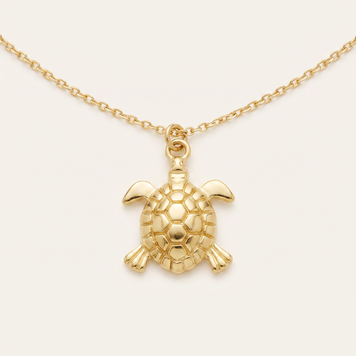 Collier tortue maille fine, détail du motif, doré