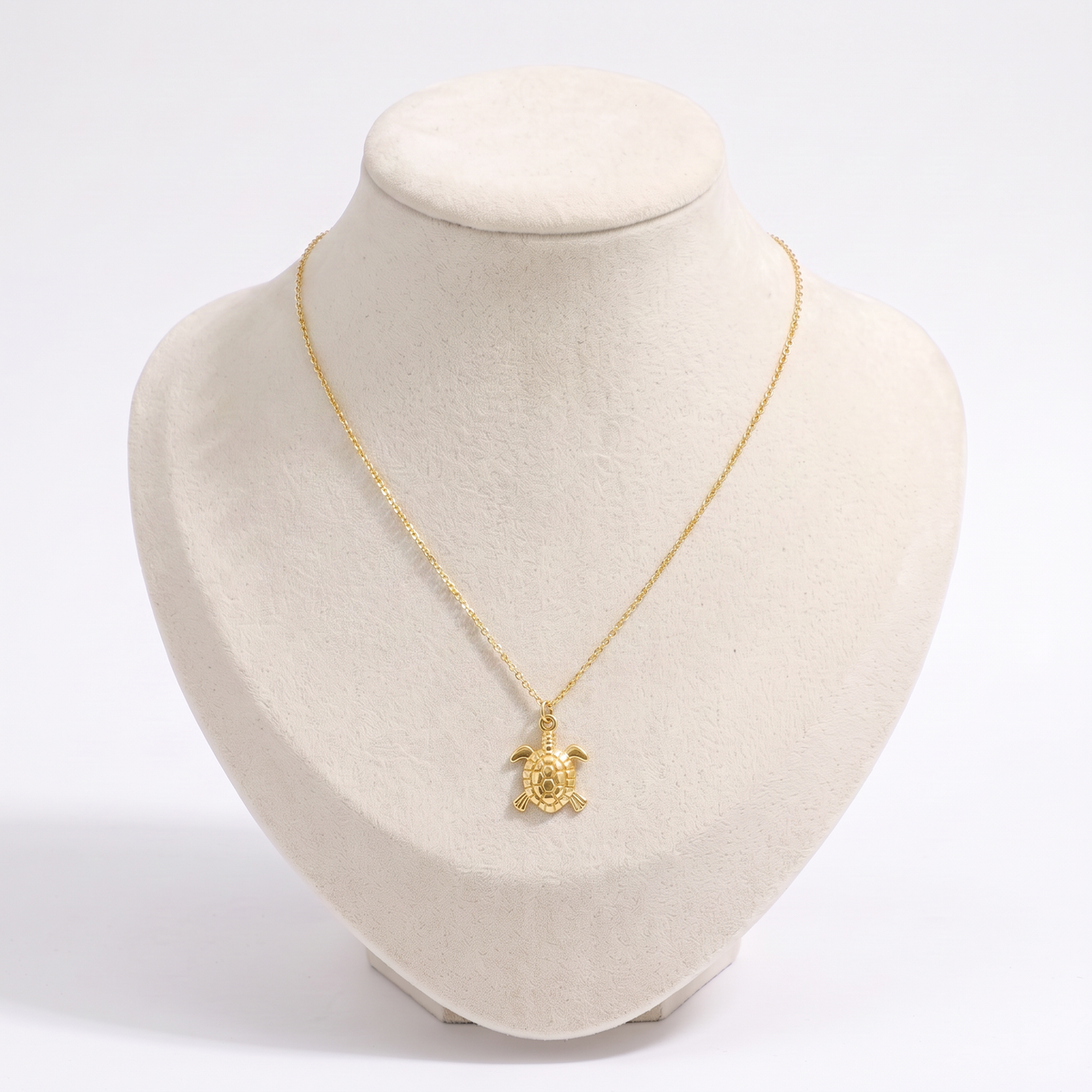 Collier tortue maille fine, vue de face, doré