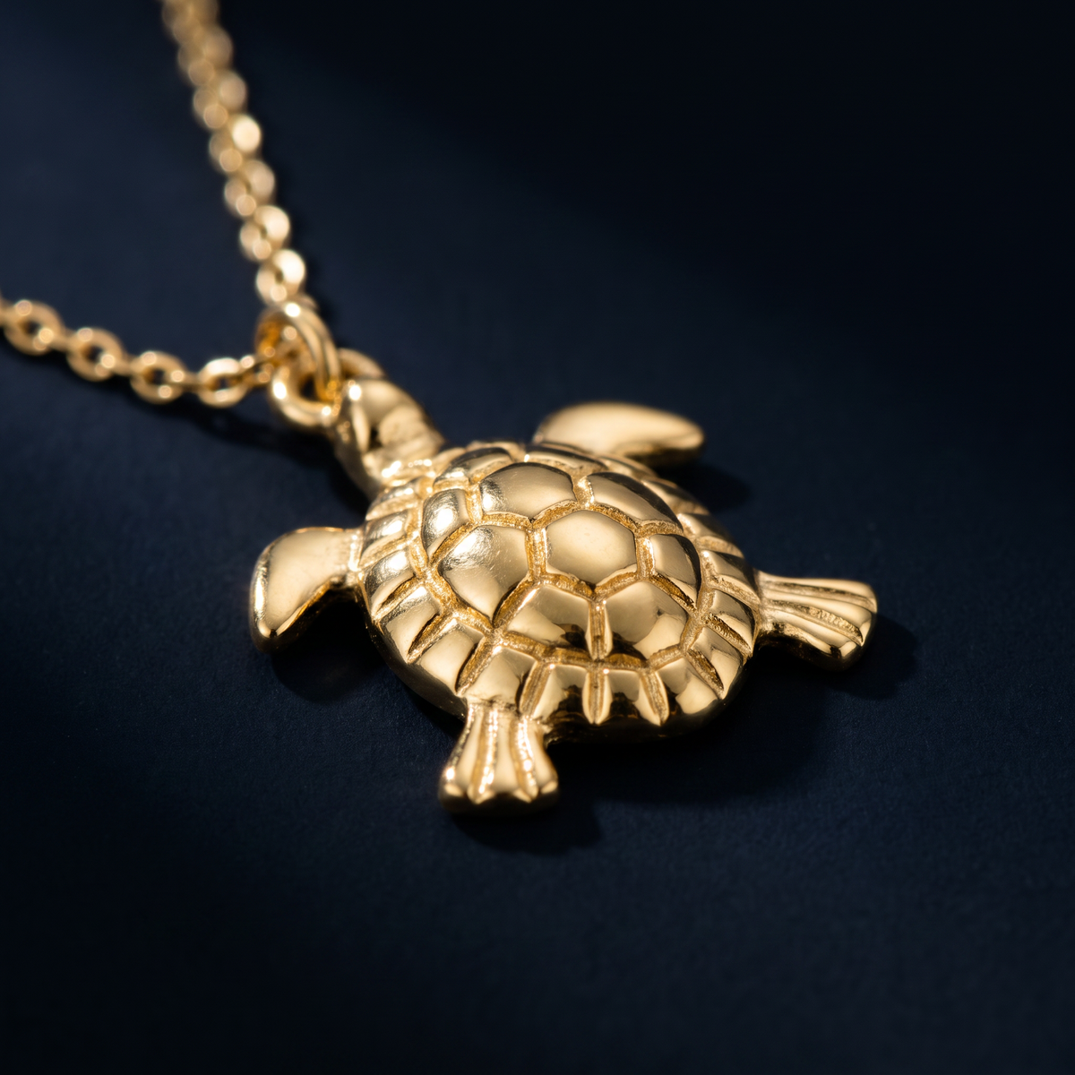 Collier tortue maille fine, motif en gros plan