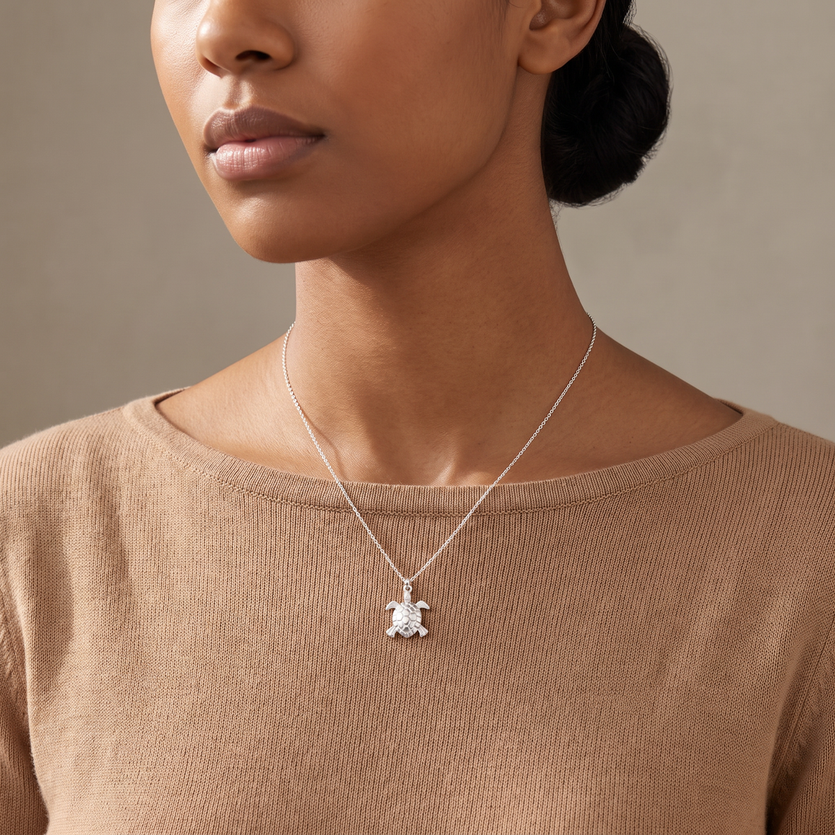 Collier tortue maille fine, porté mi-corps, argenté