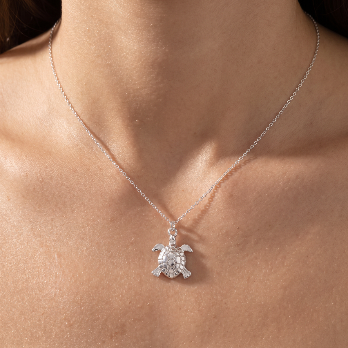 Collier tortue maille fine, porté, argenté