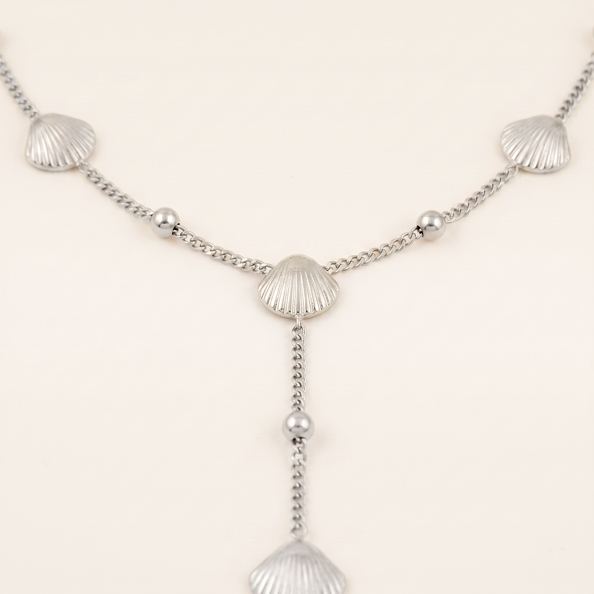 Collier pendentif en cascade, détail du motif, argenté