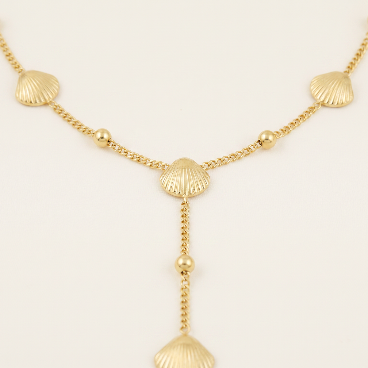 Collier pendentif en cascade, détail du motif, doré