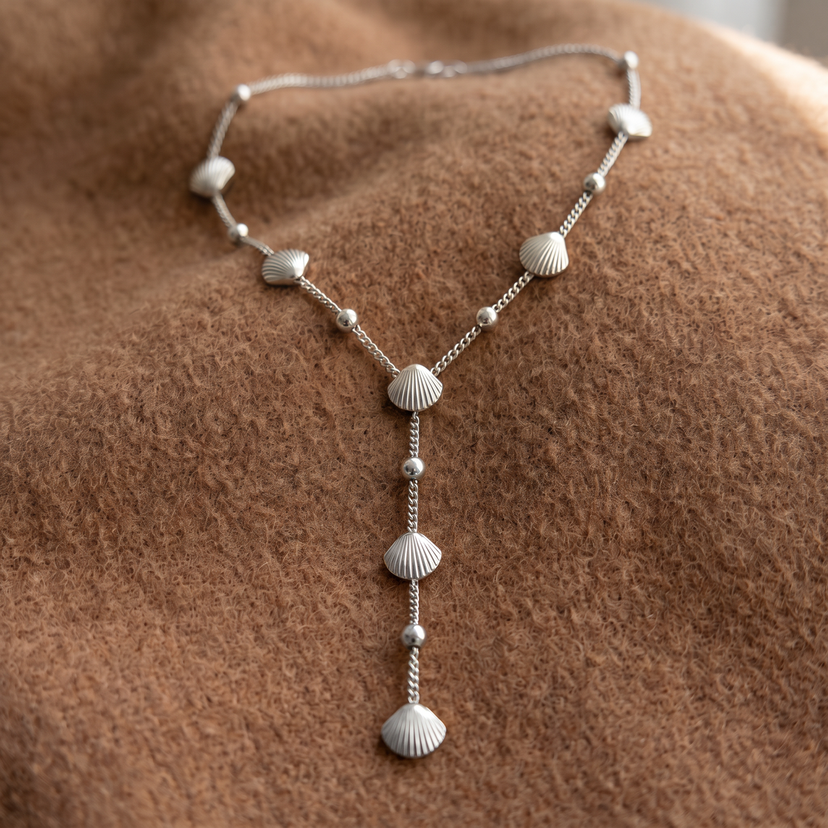Collier pendentif en cascade, porté en tenue, argenté