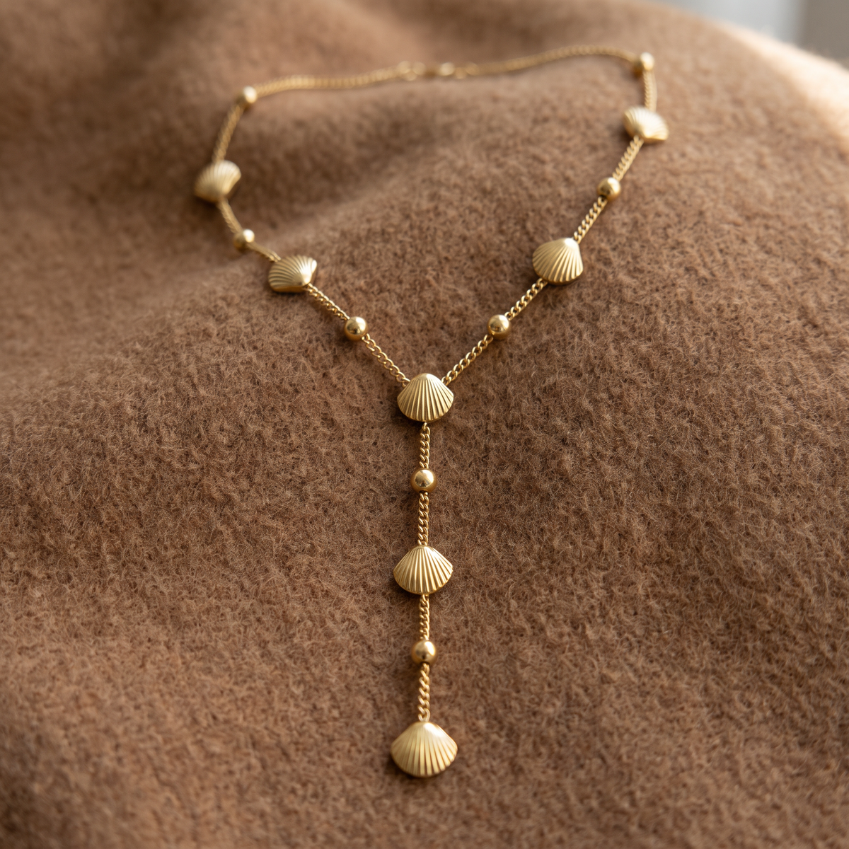 Collier pendentif en cascade, porté en tenue, doré
