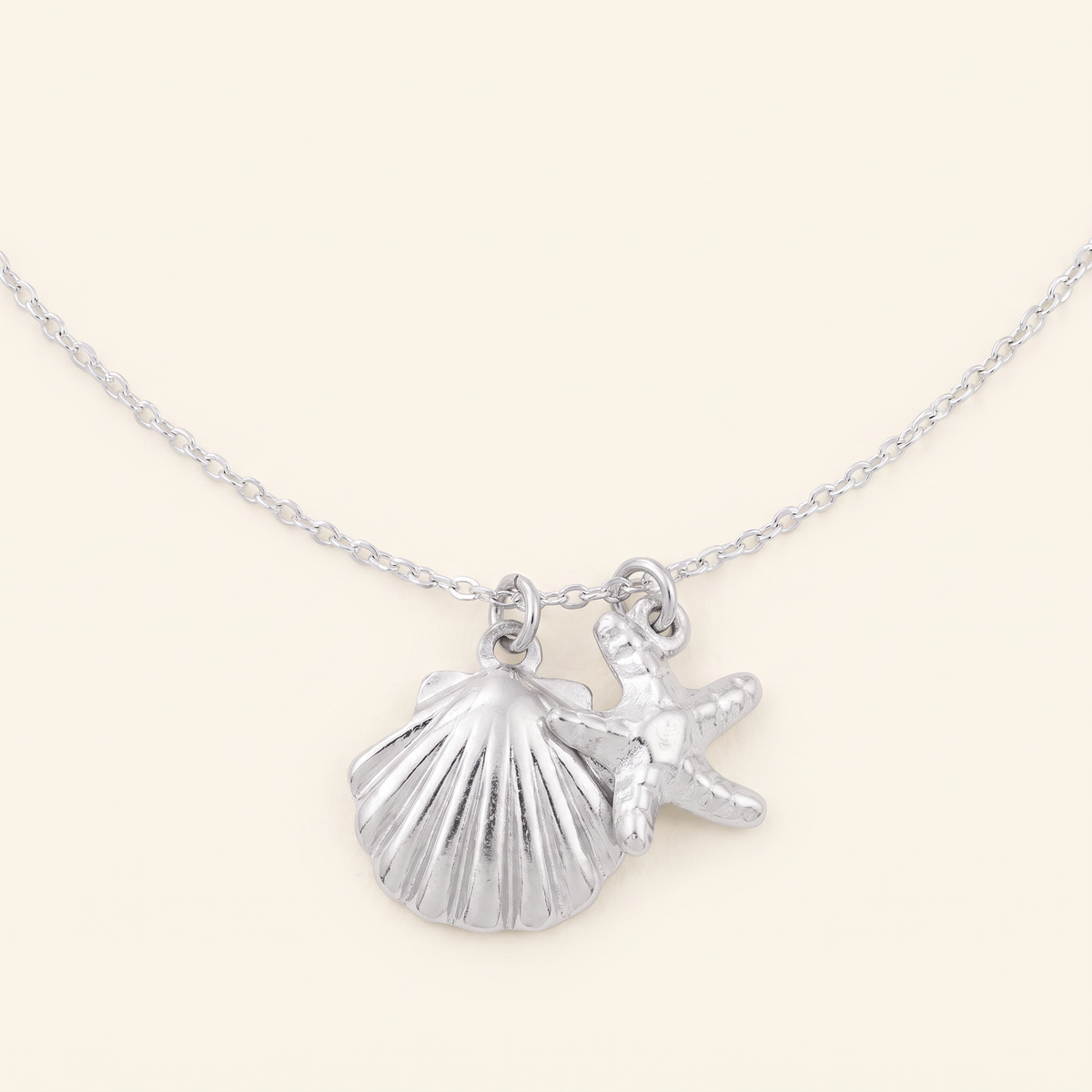 Collier étoile de mer et coquillage, détail du motif, argenté