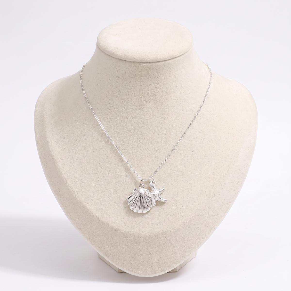 Collier étoile de mer et coquillage, vue de face, argenté