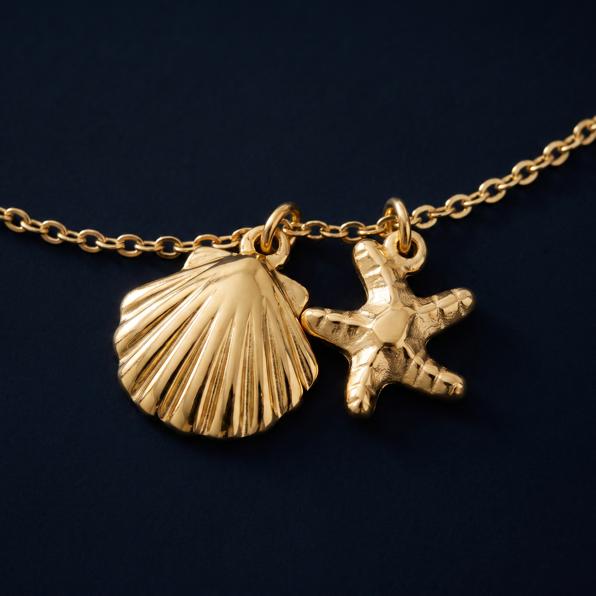 Collier étoile de mer et coquillage, motif en gros plan