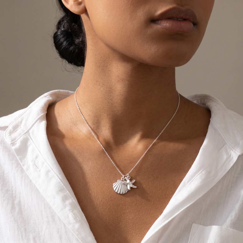 Collier étoile de mer et coquillage, porté mi-corps, argenté