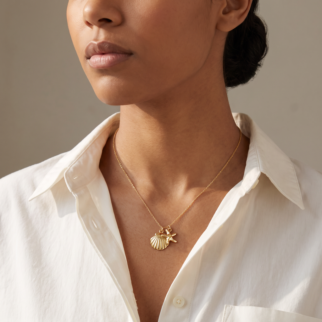 Collier étoile de mer et coquillage, porté mi-corps, doré