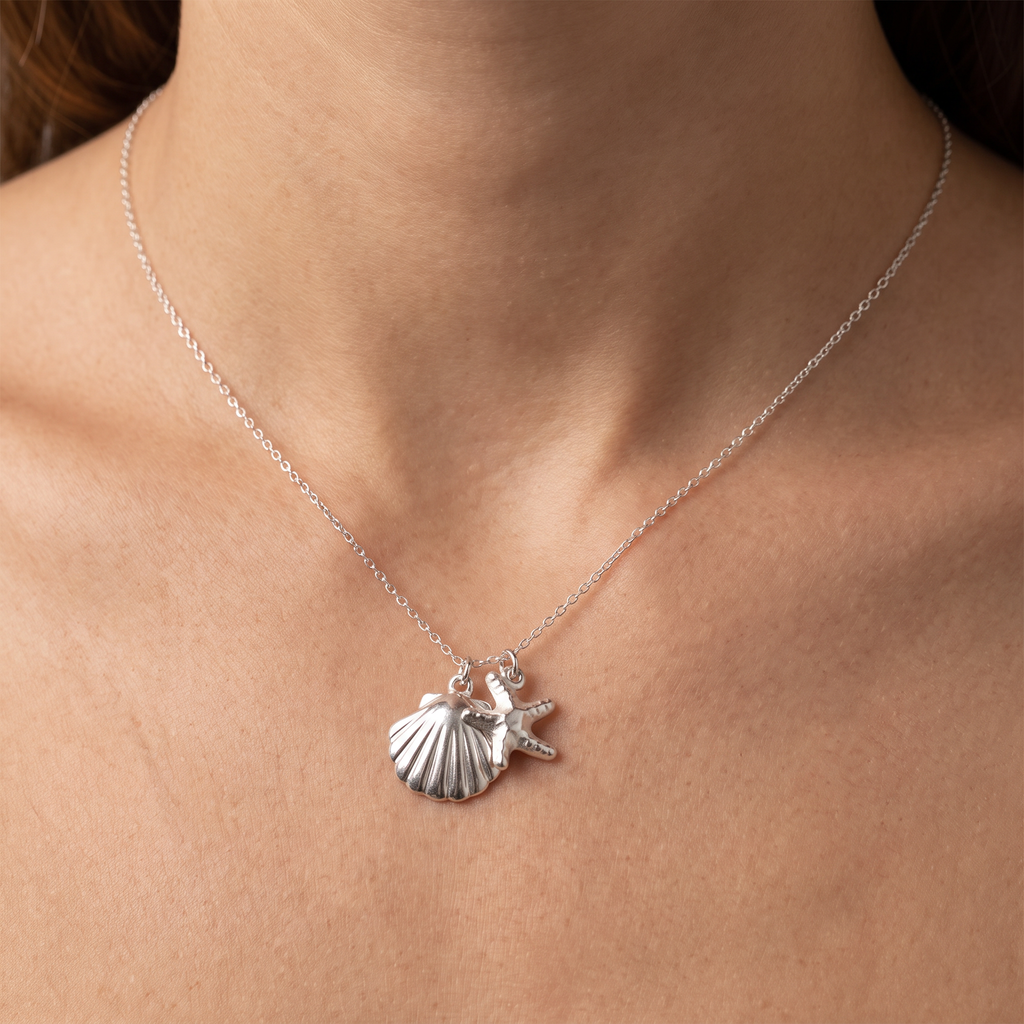 Collier étoile de mer et coquillage, porté, argenté