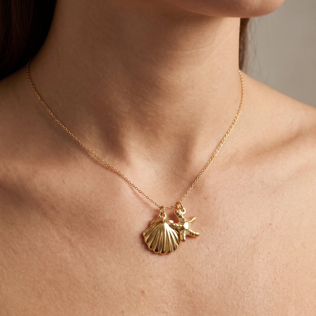Collier étoile de mer et coquillage, porté, doré