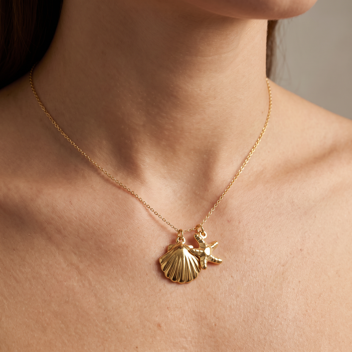 Collier étoile de mer et coquillage, porté, doré