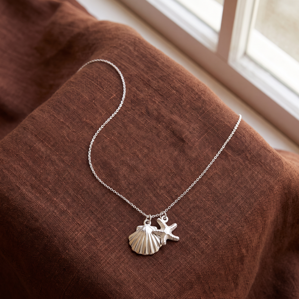 Collier étoile de mer et coquillage, porté en tenue, argenté