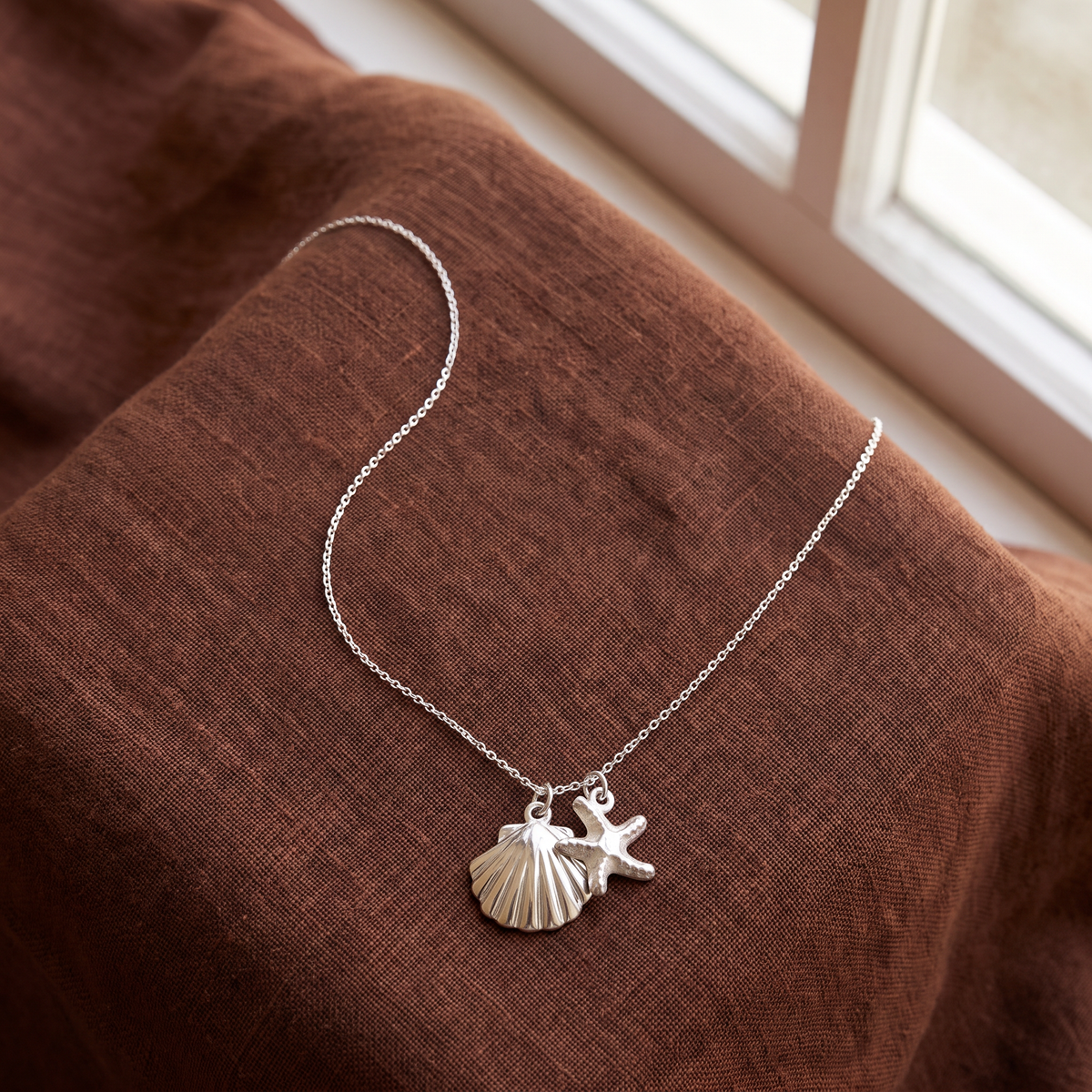 Collier étoile de mer et coquillage, porté en tenue, argenté