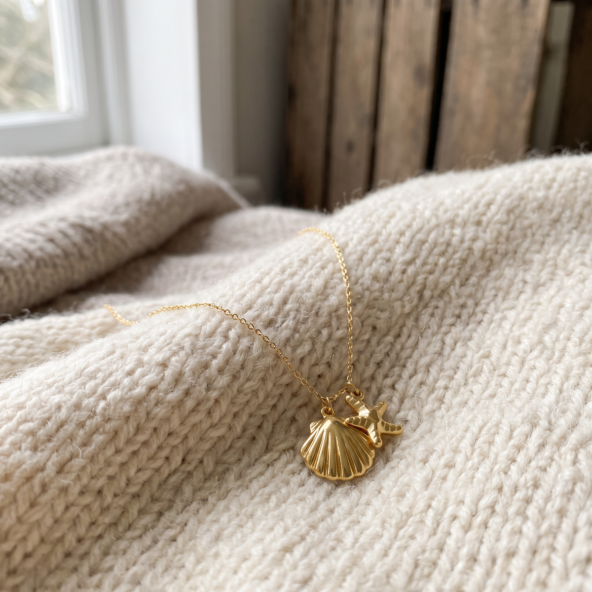 Collier étoile de mer et coquillage, porté en tenue, doré